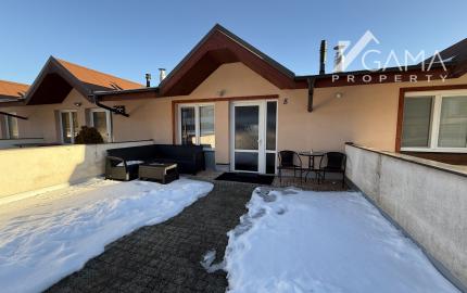 Exkluzívne ponúkame na predaj 3-izbový slnečný apartmán s vlastnou terasou