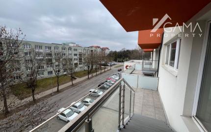 Ponúkame na predaj priestranný trojizbový byt, ktorý sa nachádza v centre mesta Poprad