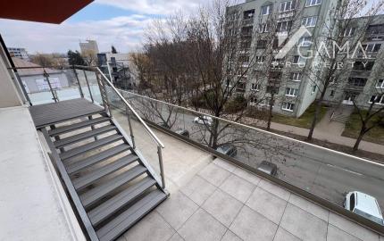 Ponúkame na predaj priestranný trojizbový byt, ktorý sa nachádza v centre mesta Poprad