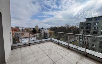 Ponúkame na predaj priestranný trojizbový byt, ktorý sa nachádza v centre mesta Poprad