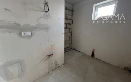 Ponúkame na predaj priestranný trojizbový byt, ktorý sa nachádza v centre mesta Poprad