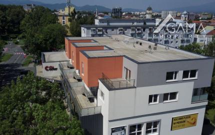 Ponúkame na predaj priestranný trojizbový byt, ktorý sa nachádza v centre mesta Poprad