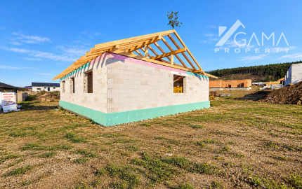 EXKLUZÍVNE NA PREDAJ | Moderný 4-izbový bungalov s garážou – Hôrka pri Poprade