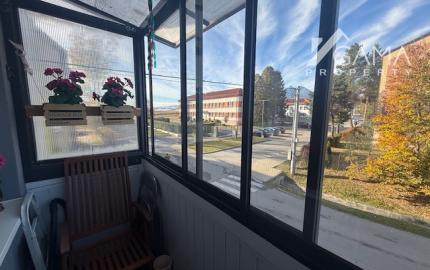 Priestranný 3 izbový byt s vlastným kúrením vo Veľkej Lomnici