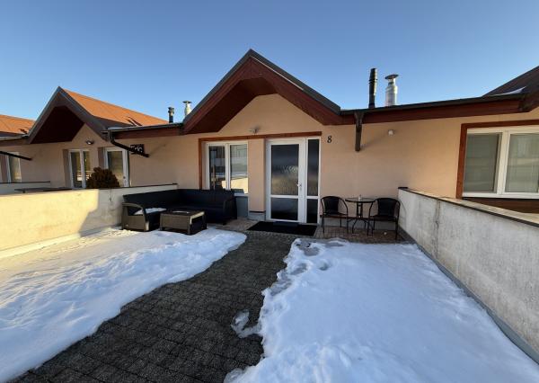 Exkluzívne ponúkame na predaj 3-izbový slnečný apartmán s vlastnou terasou