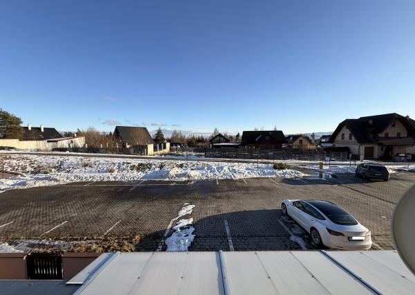 Exkluzívne ponúkame na predaj 3-izbový slnečný apartmán s vlastnou terasou