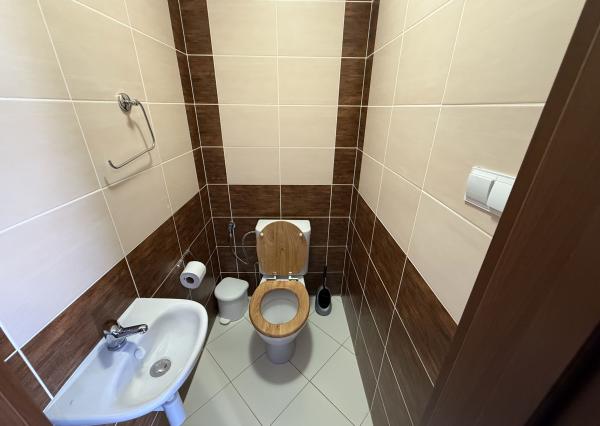 Exkluzívne ponúkame na predaj 3-izbový slnečný apartmán s vlastnou terasou