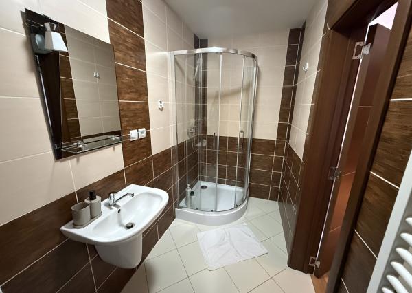 Exkluzívne ponúkame na predaj 3-izbový slnečný apartmán s vlastnou terasou