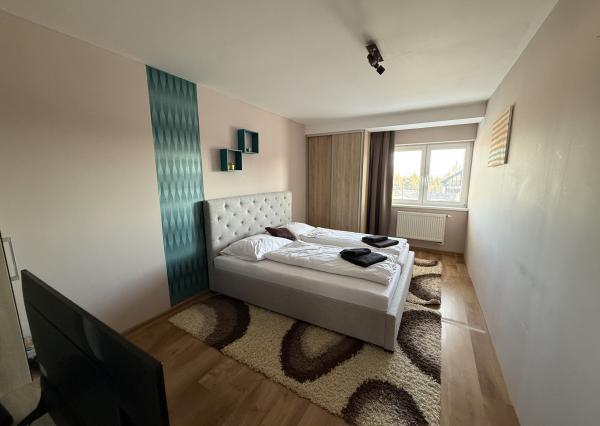 Exkluzívne ponúkame na predaj 3-izbový slnečný apartmán s vlastnou terasou