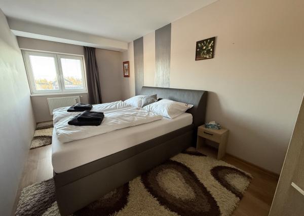 Exkluzívne ponúkame na predaj 3-izbový slnečný apartmán s vlastnou terasou