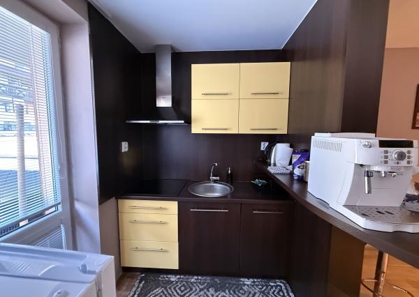 Exkluzívne ponúkame na predaj 3-izbový slnečný apartmán s vlastnou terasou