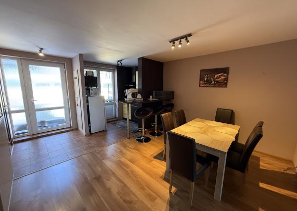 Exkluzívne ponúkame na predaj 3-izbový slnečný apartmán s vlastnou terasou