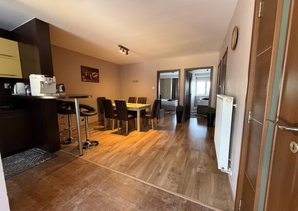 Exkluzívne ponúkame na predaj 3-izbový slnečný apartmán s vlastnou terasou