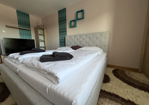 Exkluzívne ponúkame na predaj 3-izbový slnečný apartmán s vlastnou terasou