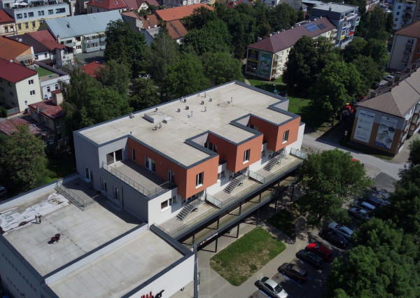 Ponúkame na predaj priestranný trojizbový byt, ktorý sa nachádza v centre mesta Poprad