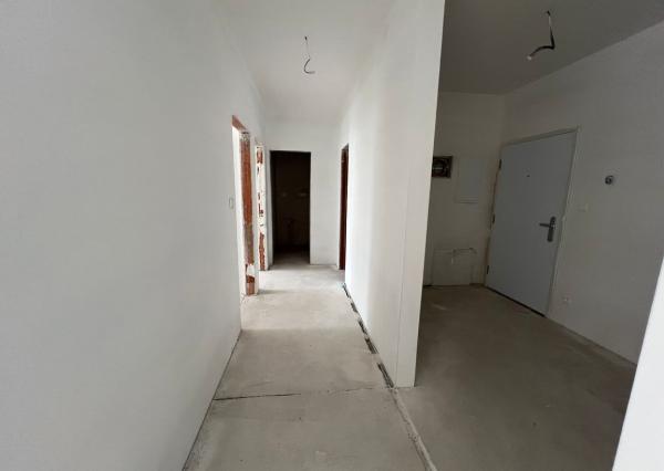 Ponúkame na predaj priestranný trojizbový byt, ktorý sa nachádza v centre mesta Poprad