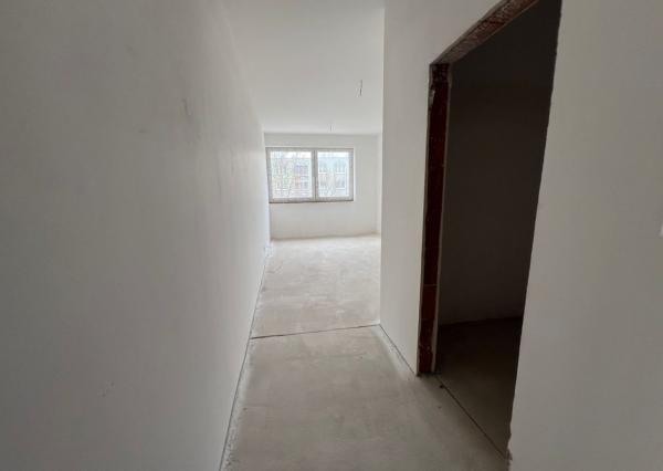 Ponúkame na predaj priestranný trojizbový byt, ktorý sa nachádza v centre mesta Poprad