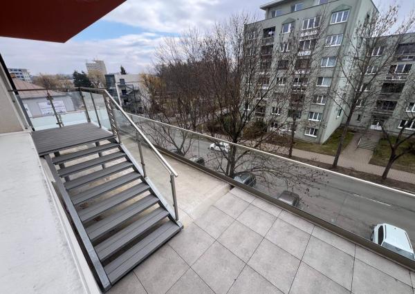 Ponúkame na predaj priestranný trojizbový byt, ktorý sa nachádza v centre mesta Poprad