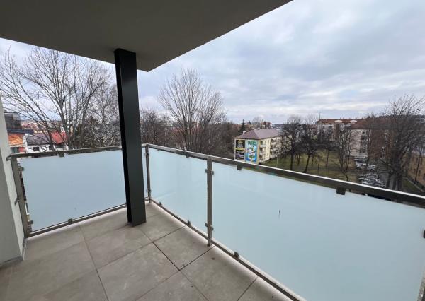 Ponúkame na predaj krásny moderný trojizbový byt v centre mesta Poprad