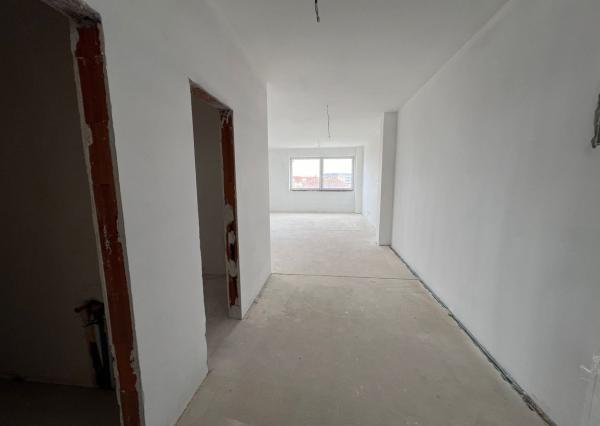 Ponúkame na predaj priestranný trojizbový byt, ktorý sa nachádza v centre mesta Poprad