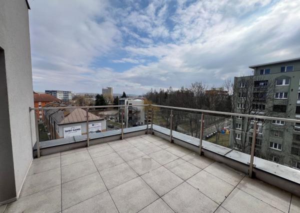 Ponúkame na predaj priestranný trojizbový byt, ktorý sa nachádza v centre mesta Poprad