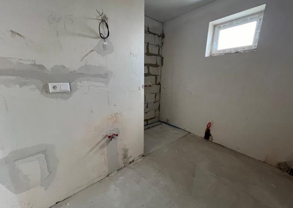 Ponúkame na predaj priestranný trojizbový byt, ktorý sa nachádza v centre mesta Poprad