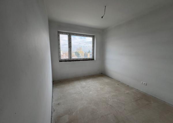 Ponúkame na predaj priestranný trojizbový byt, ktorý sa nachádza v centre mesta Poprad