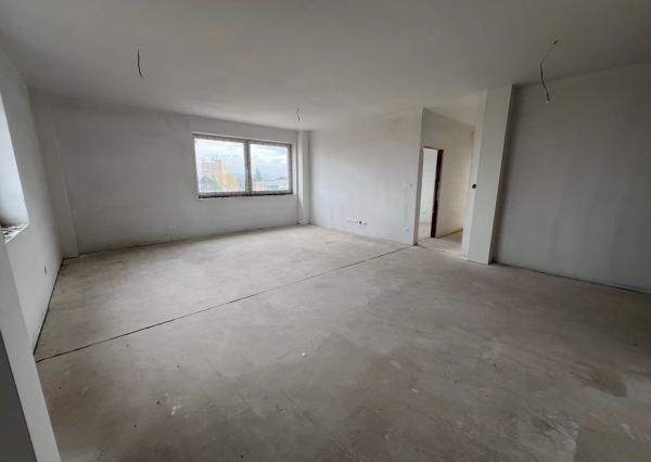 Ponúkame na predaj priestranný trojizbový byt, ktorý sa nachádza v centre mesta Poprad