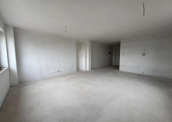 Ponúkame na predaj priestranný trojizbový byt, ktorý sa nachádza v centre mesta Poprad