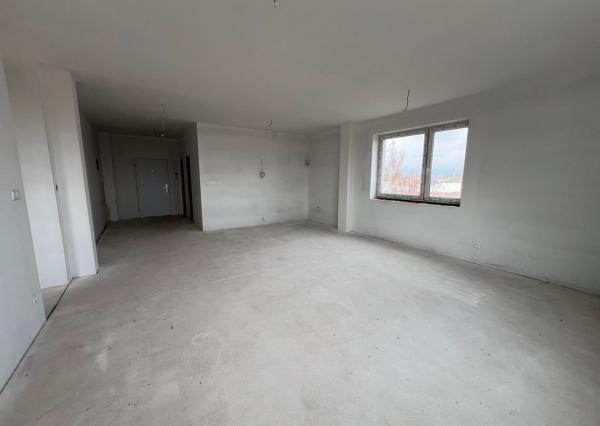 Ponúkame na predaj priestranný trojizbový byt, ktorý sa nachádza v centre mesta Poprad