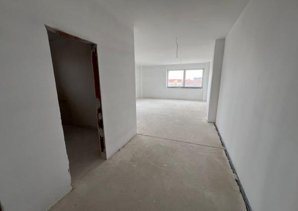 Ponúkame na predaj priestranný trojizbový byt, ktorý sa nachádza v centre mesta Poprad