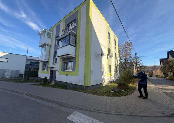 Priestranný 3 izbový byt s vlastným kúrením vo Veľkej Lomnici