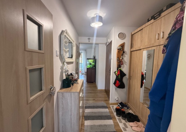 Priestranný 3 izbový byt s vlastným kúrením vo Veľkej Lomnici