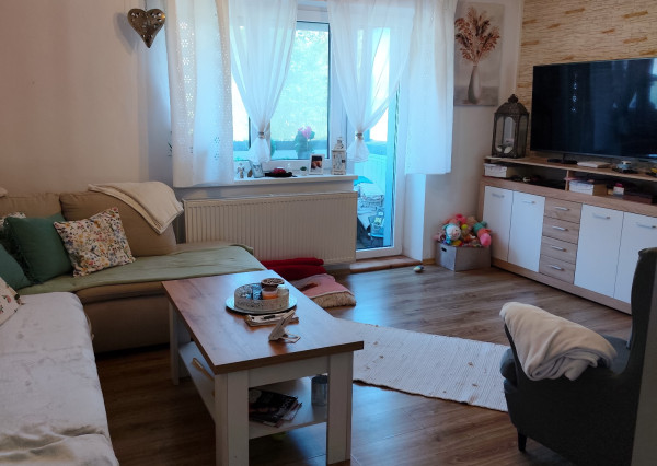 Priestranný 3 izbový byt s vlastným kúrením vo Veľkej Lomnici