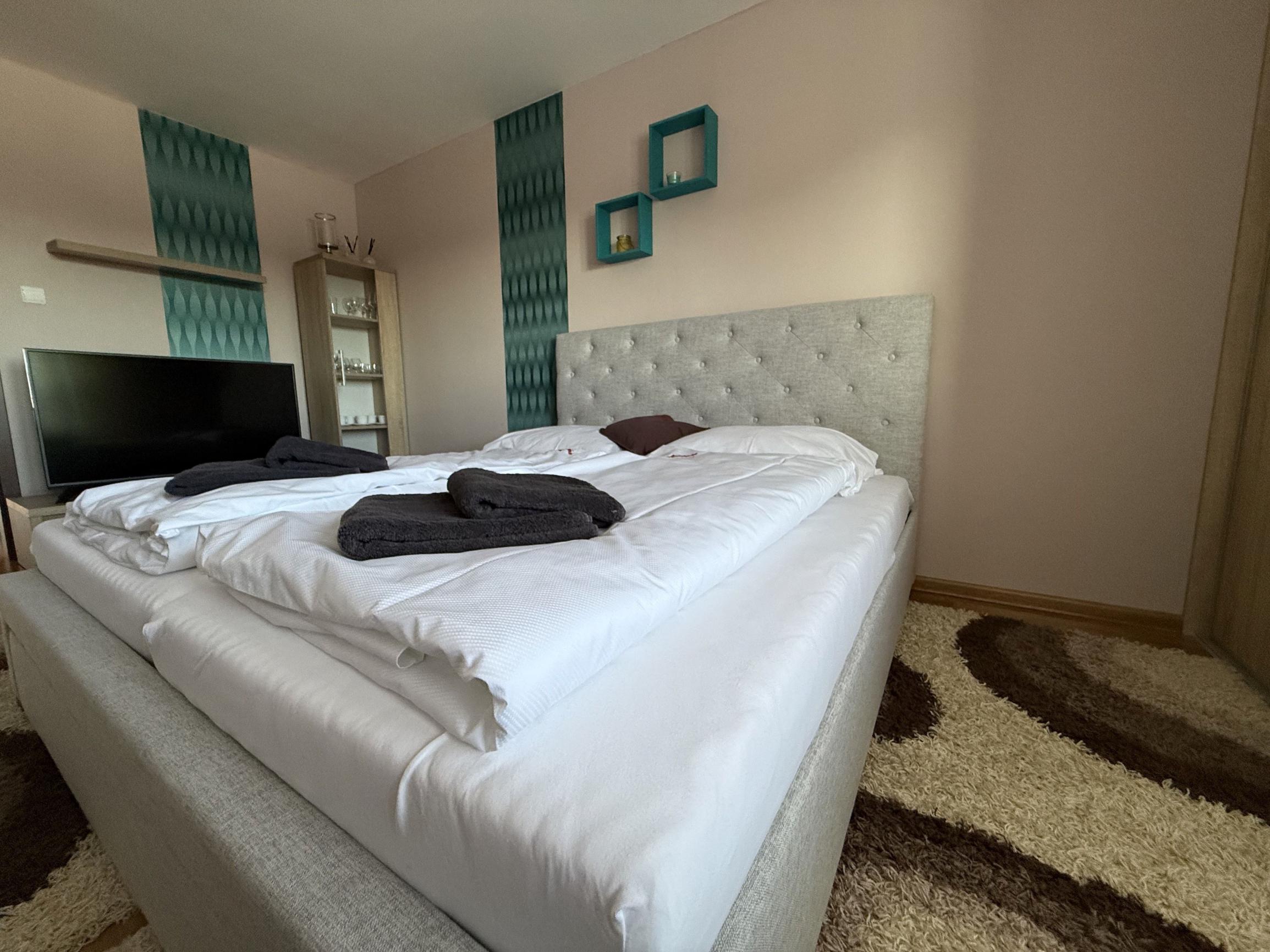 Exkluzívne ponúkame na predaj 3-izbový slnečný apartmán s vlastnou terasou